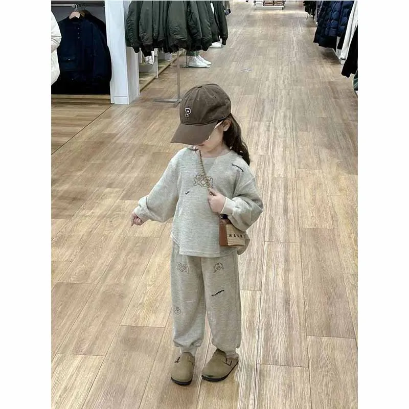 Conjunto deportivo holgado para niña con dibujos y color sólido