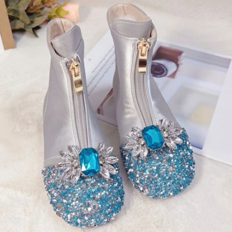Detalle de brillos y cristales en las botas