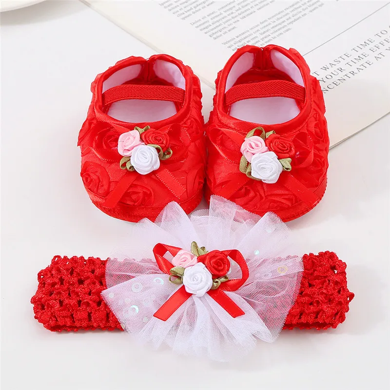 Zapatos de princesa para niñas pequeñas, primeros caminantes de interior a la moda, suela suave, bonitos zapatos de cuna antideslizantes con flores para recién nacidos con diadema