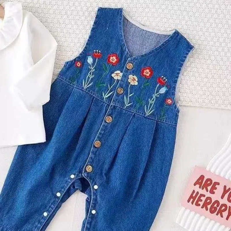 Conjunto vaquero de otoño para niña con top y peto bordado - imagen 4