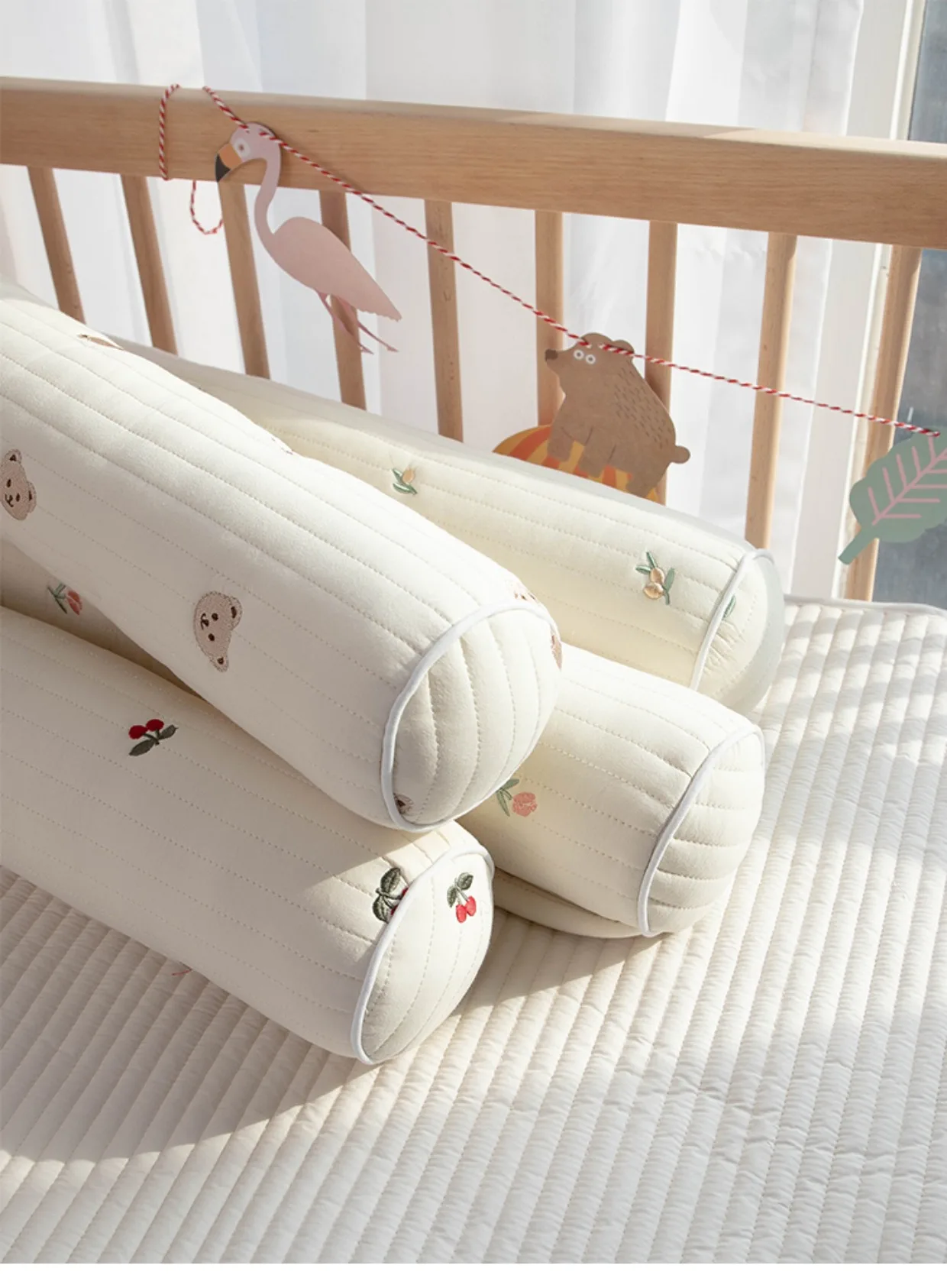 Almohada oso bordado oliva