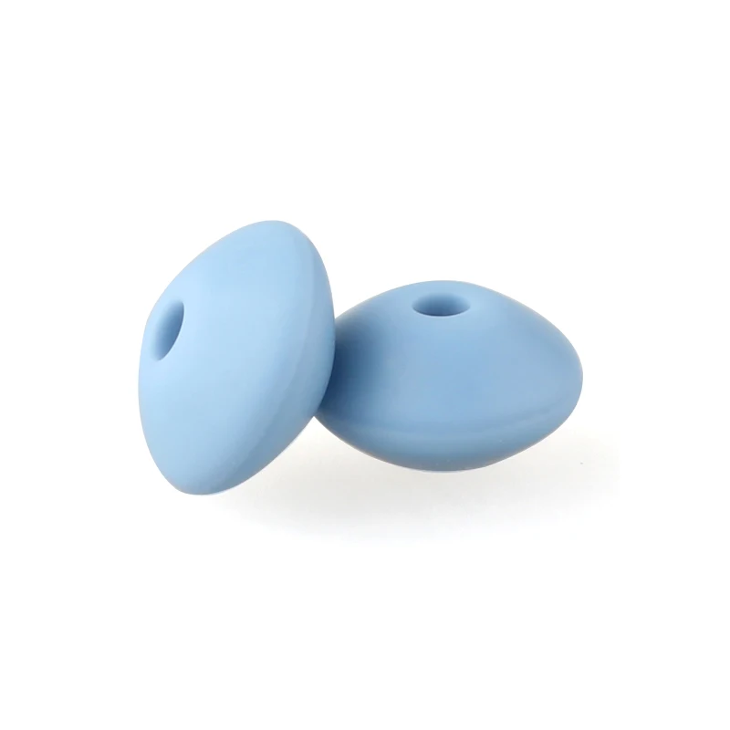 Dos objetos azules que parecen pelotas de juguete o posiblemente algún tipo de elemento decorativo. Tienen una forma suave y redondeada y un agujero en el centro, lo que sugiere que podrían estar diseñados para jugar o como elemento decorativo que se puede colgar o sujetar a algo.