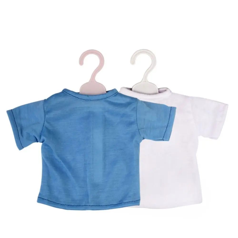 Dos camisas para bebés colgando de una percha