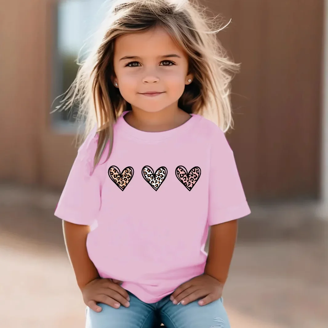Camiseta infantil manga corta con corazones y estampado leopardo - imagen 5