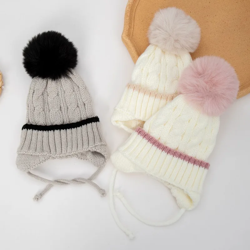 Gorro de punto bebé con pompón y orejeras – Térmico de invierno - imagen 3
