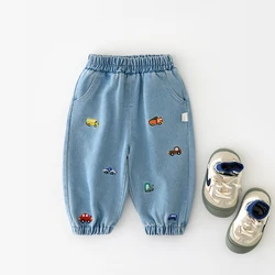 Pantalones vaqueros bebé bordados con coches – Ropa cómoda