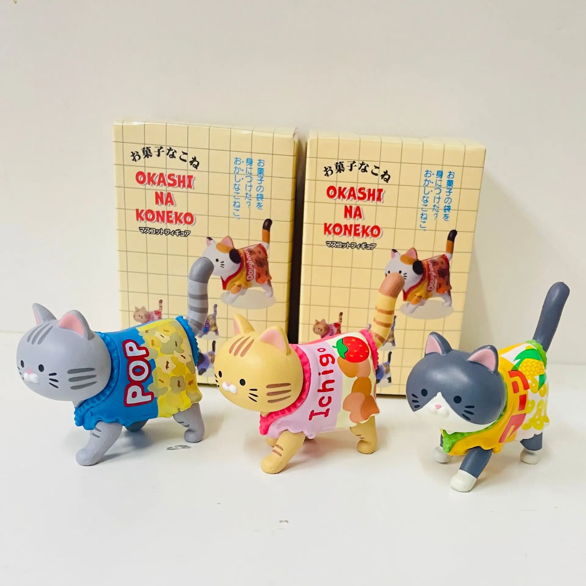 Figuras de gatitos y muñecos de la colección