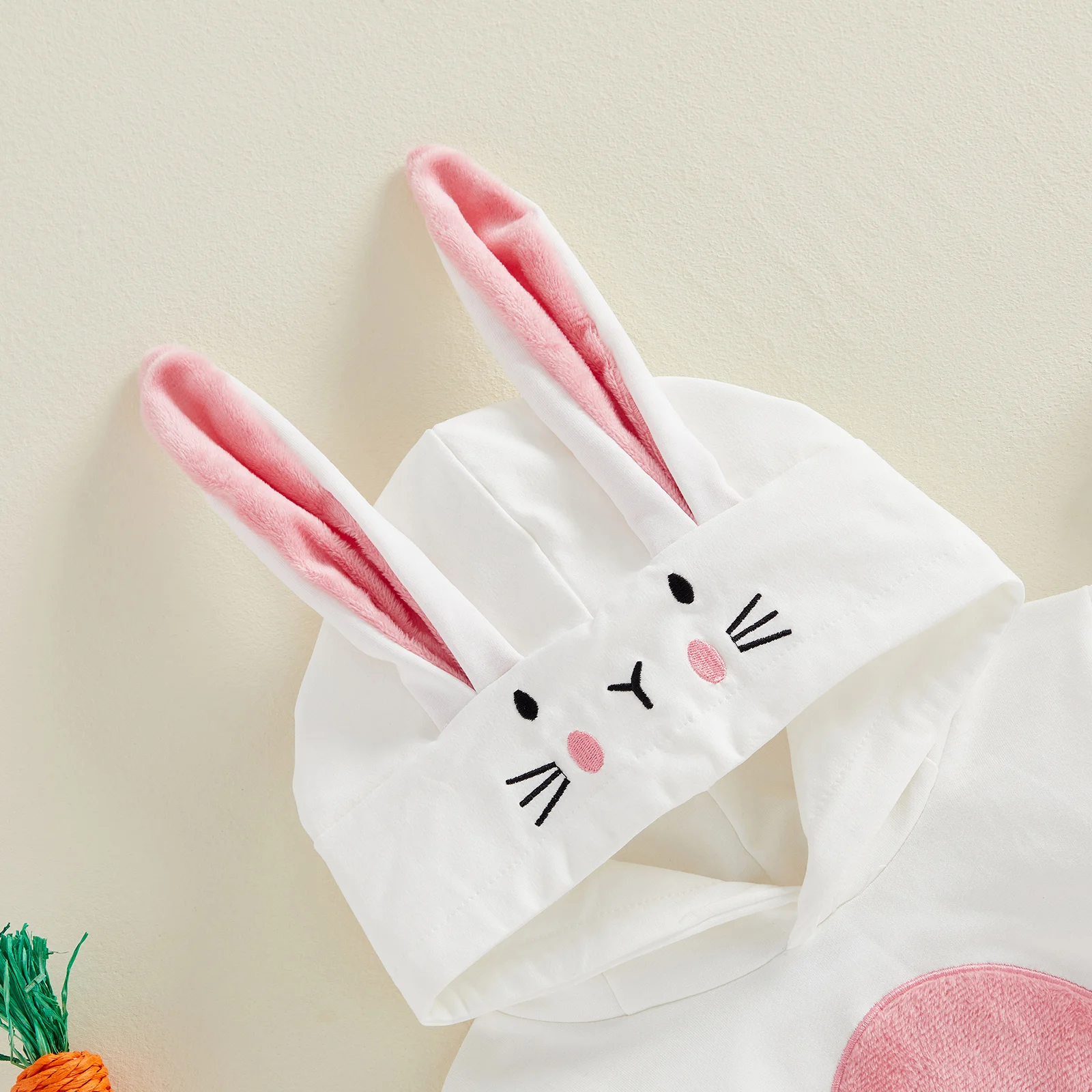 Mono de bebé con capucha y orejas de conejo para Pascua