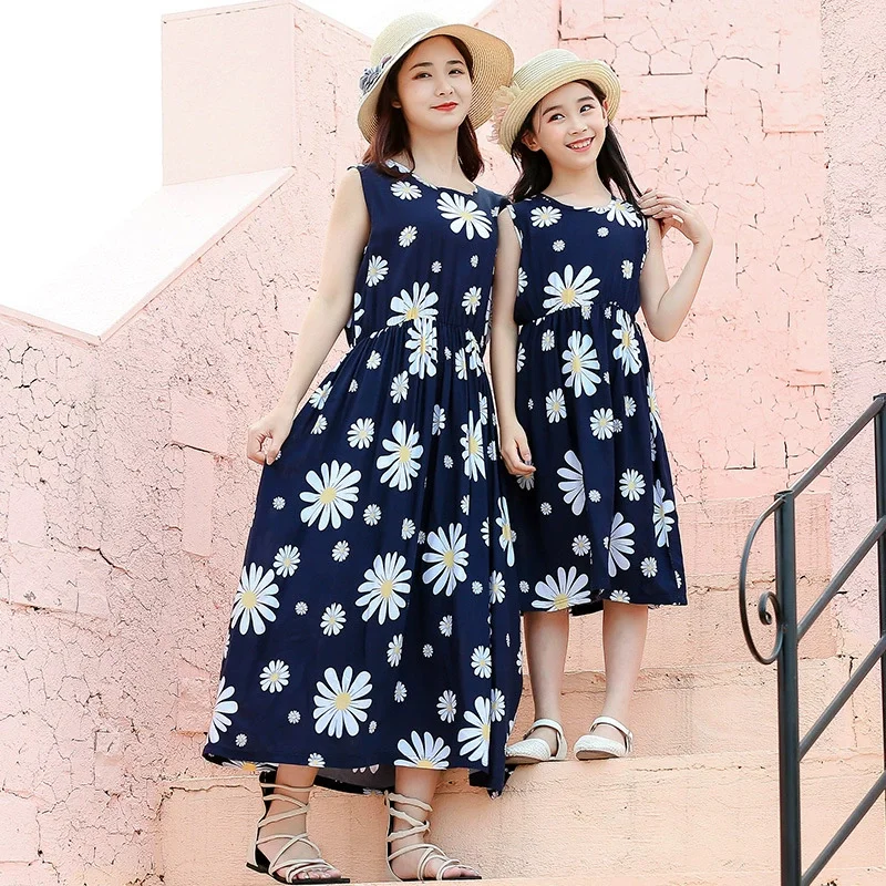 Conjunto madre e hija para playa: vestidos floreados de verano - imagen 2