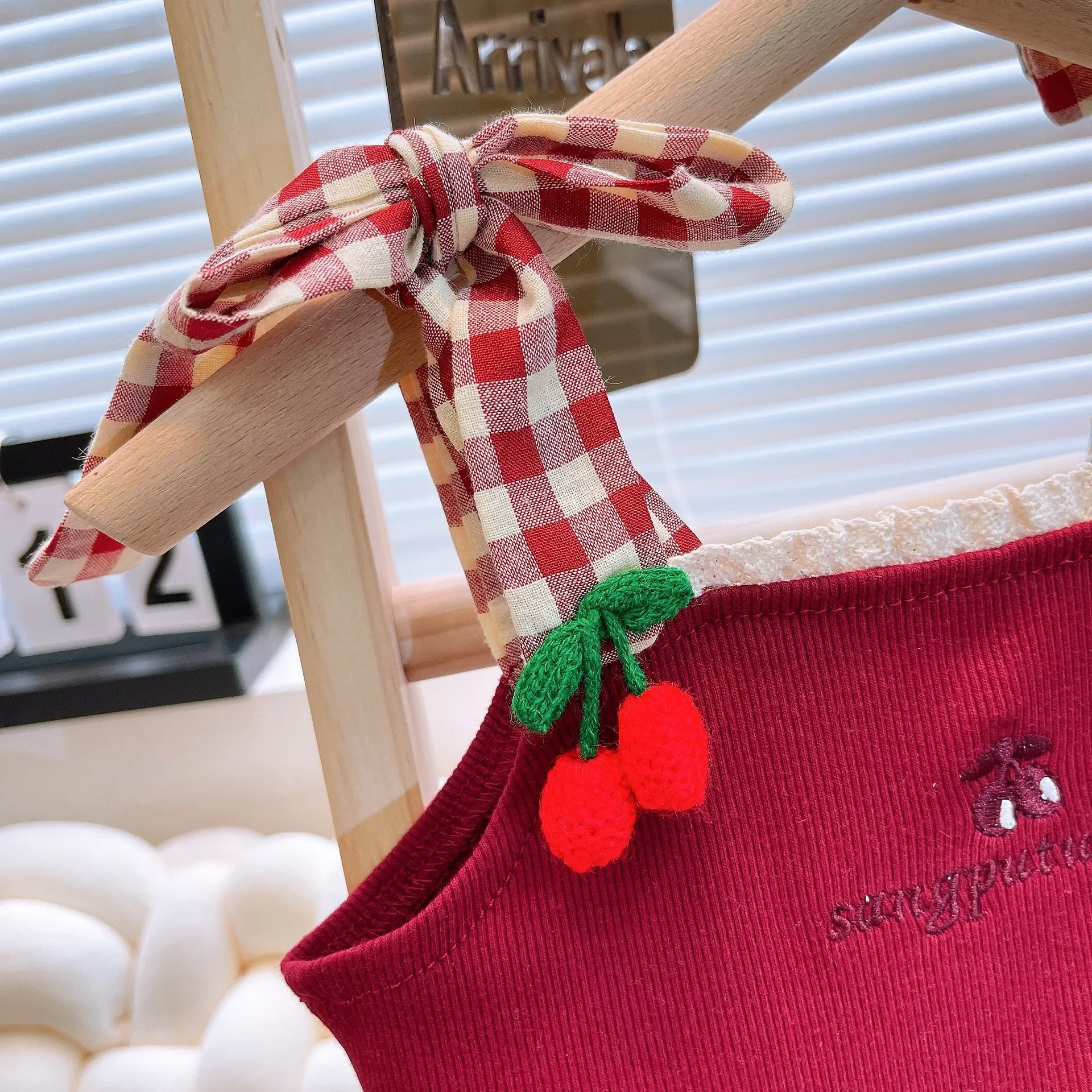 Conjunto de ropa elegante de algodón suave para niñas de 2 a 7 años, Top Halter con decoración de cereza y pantalones vaqueros de pierna ancha rasgados de color azul claro para niños - imagen 4