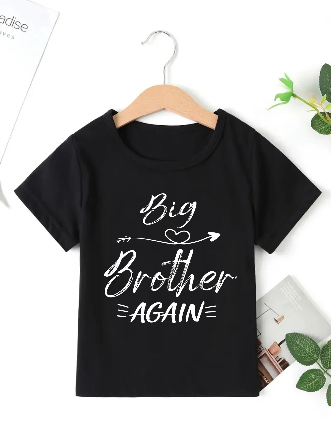 Camiseta kawaii Hermano Mayor – Estampado corazón y flecha