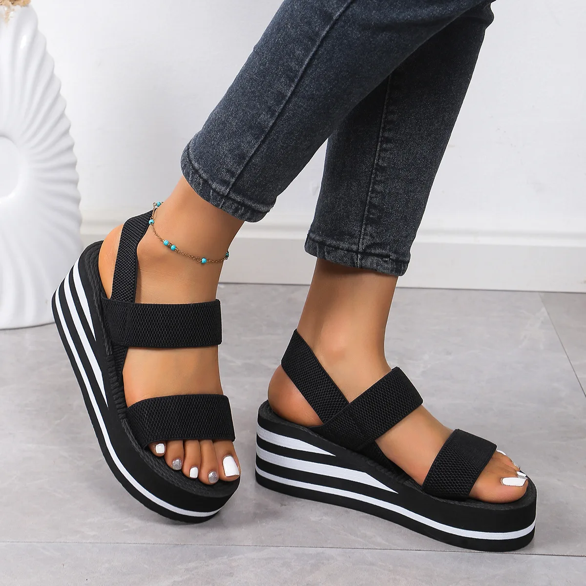 Sandalias minimalistas de verano con cuña para niña – Rayas ligeras - imagen 4