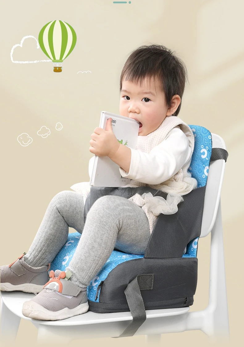 Cojín en silla de plástico infantil