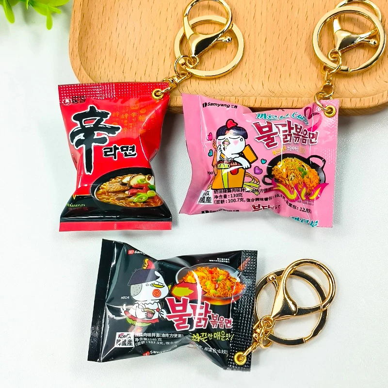 LLavero de fideos instantáneos de simulación para niños, Mini bolsa de aperitivos creativa, decoración, juguetes para niños, regalo de cumpleaños, 1/3 Uds. - imagen 2