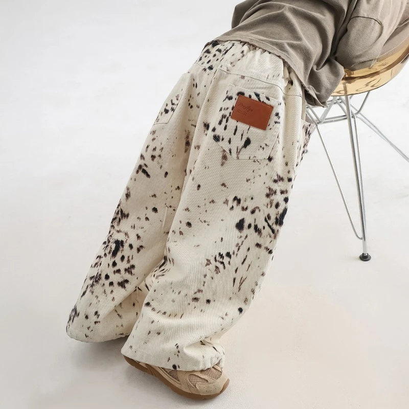 2025 Jeans con estampado de leopardo de estilo coreano para niños: pantalones casuales sueltos de pierna ancha de otoño, pantalones para niños de moda suaves y agradables para la piel