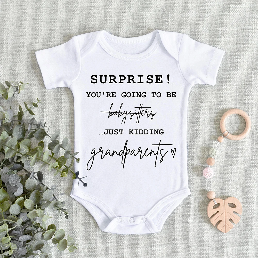 Sorpresa que estás va ser Baby Sitter Just Kidding Grandparents estampado mameluco para bebé anuncio de embarazo traje de mono inflado