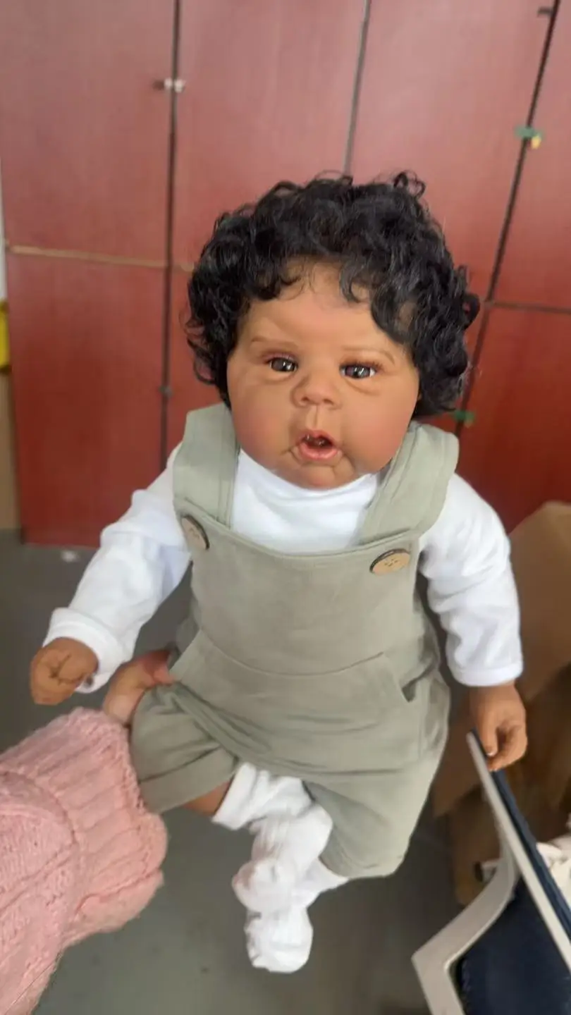 Muñeca realista pintada a mano con pelo rizado y tacto suave