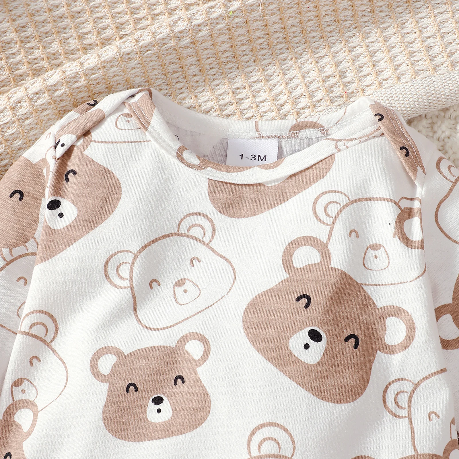 Conjunto de otoño para bebé recién nacido – Mono, gorro y calcetines - imagen 2