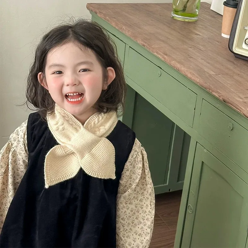 Bufanda de bebé de estilo coreano, calentador de cuello cruzado de Color sólido Simple, tejido suave y cálido para niños pequeños, ropa de abrigo fácil de combinar al aire libre