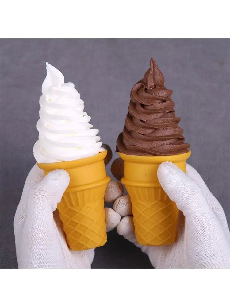 Cono de helado falso realista empleado como accesorio en fotografía de postres