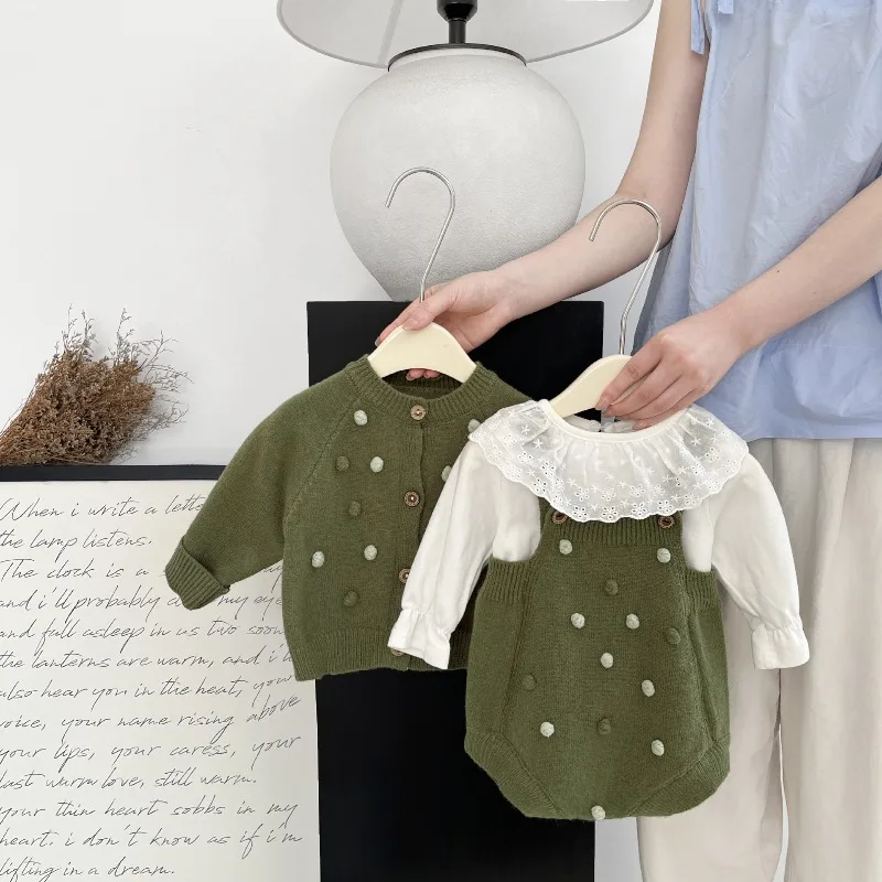 Conjunto de suéter de otoño y primavera para bebé: abrigo cárdigan con pompón de moda y pantalones cortos con tirantes y mameluco, conjunto de dos piezas. - imagen 2