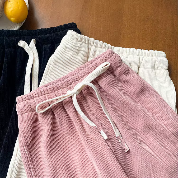 Detalle de los pantalones casuales de pana