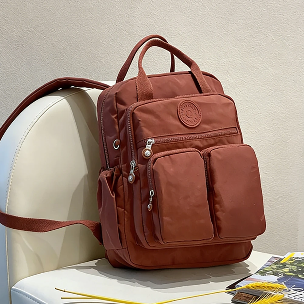 Bolsa de pañales impermeable con bolsillos y porta biberones - imagen 4