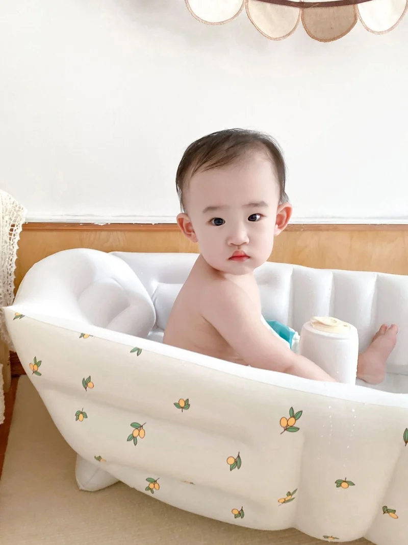 Un bebé sentado en una bañera