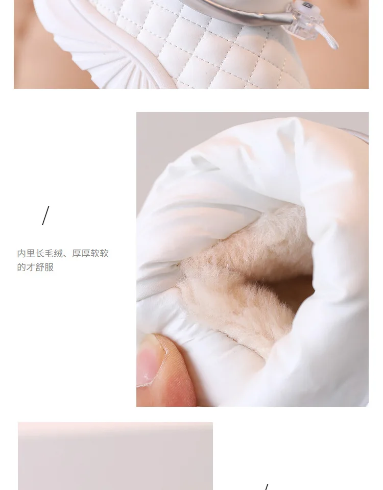 Una persona lleva un vestido blanco y sostiene un objeto blanco.