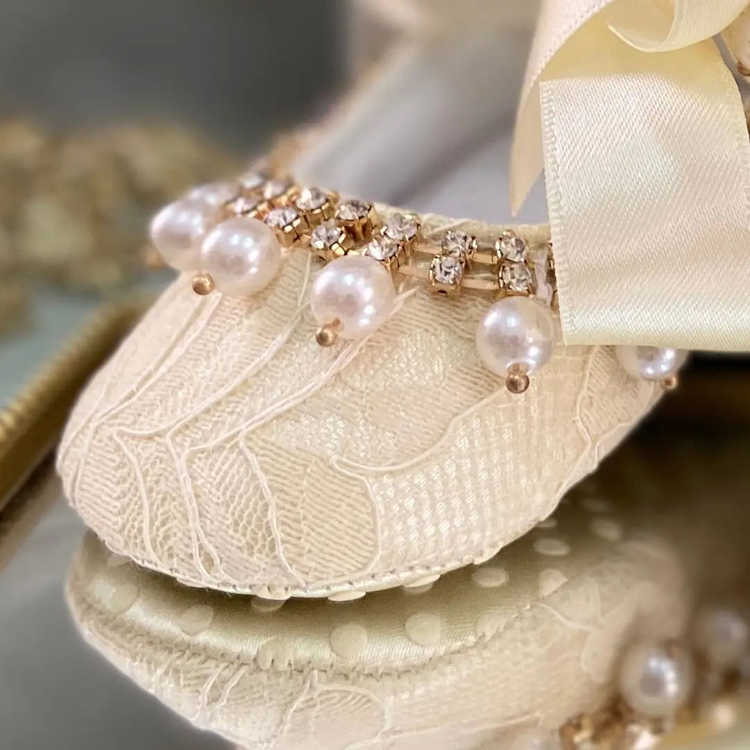 Zapatos de cuna de Ballet de encaje Vintage hechos a mano para niña, vestido de perlas de lujo para bebé, traje de bautismo, zapatos con diadema - imagen 2