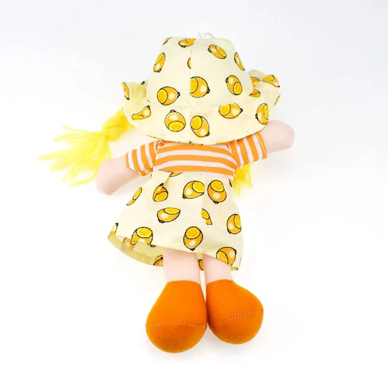 Una muñeca con un vestido y un sombrero