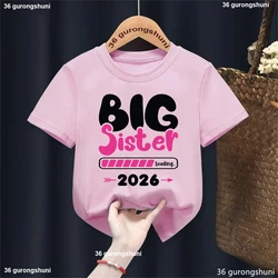 Nueva llegada hermana mayor cargando 2026 letra impresa camiseta niñas anuncio de embarazo camisa divertida ropa para niños camiseta sólida