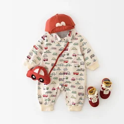 Mono de bebé de otoño con estampado de coches