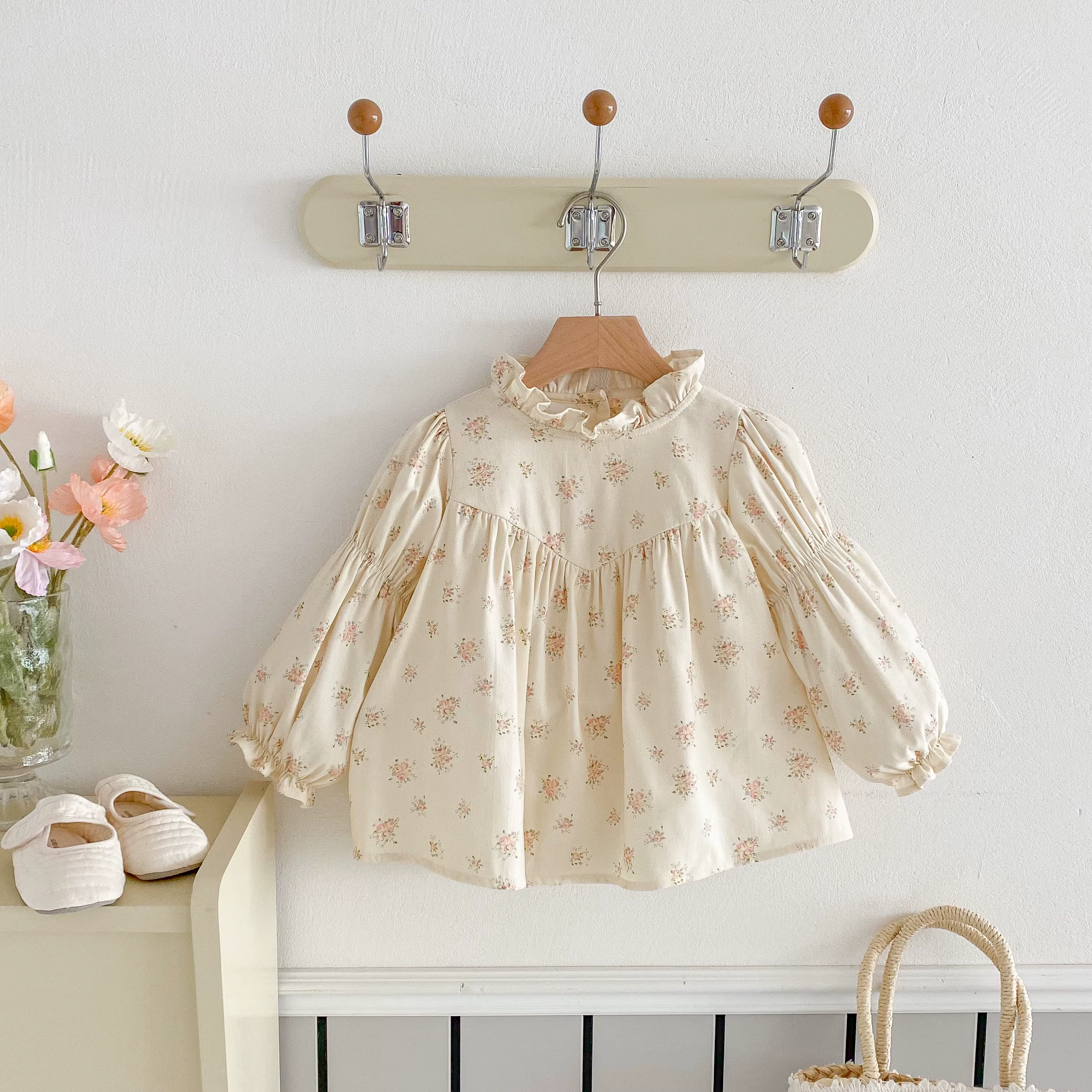 Camisa de niña con volantes y estampado floral - imagen 4