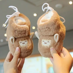Bota para caminar de invierno para niños, zapatos cálidos de fondo plano para bebé, botas cortas de felpa antideslizantes, botas a la moda para el suelo del hogar, novedad de 2025