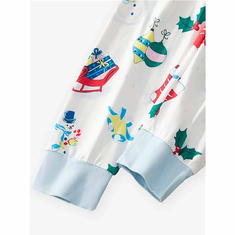 Pijama con diseño de regalos navideños