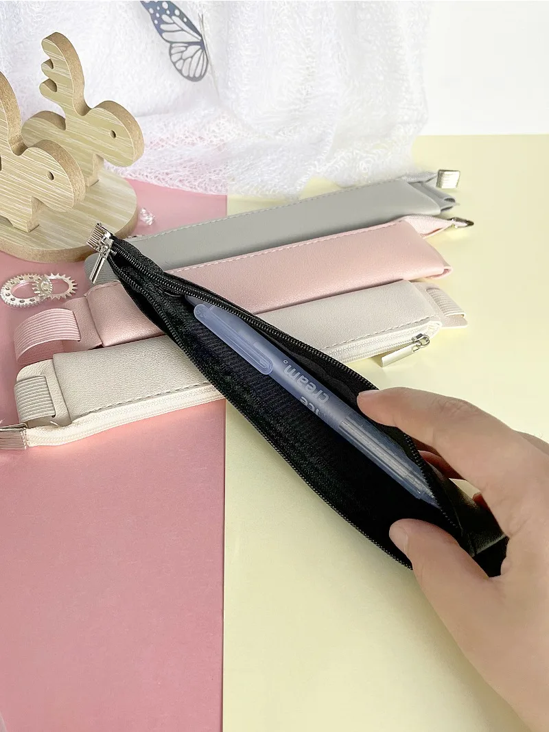 Bolsa de lápices de cuero con correa elástica para cuaderno, estuche de bolígrafo con cremallera, bolsillo, papelería portátil, bolsa de almacenamiento de lápices, suministros escolares de oficina - imagen 5