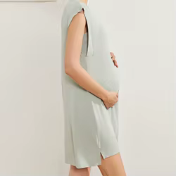 Vestido premamá de verano con mangas volantes