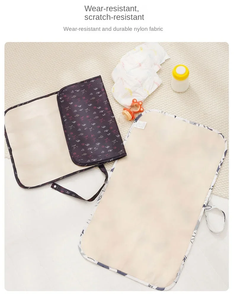 Un bolso y una almohada están sobre fondo blanco.