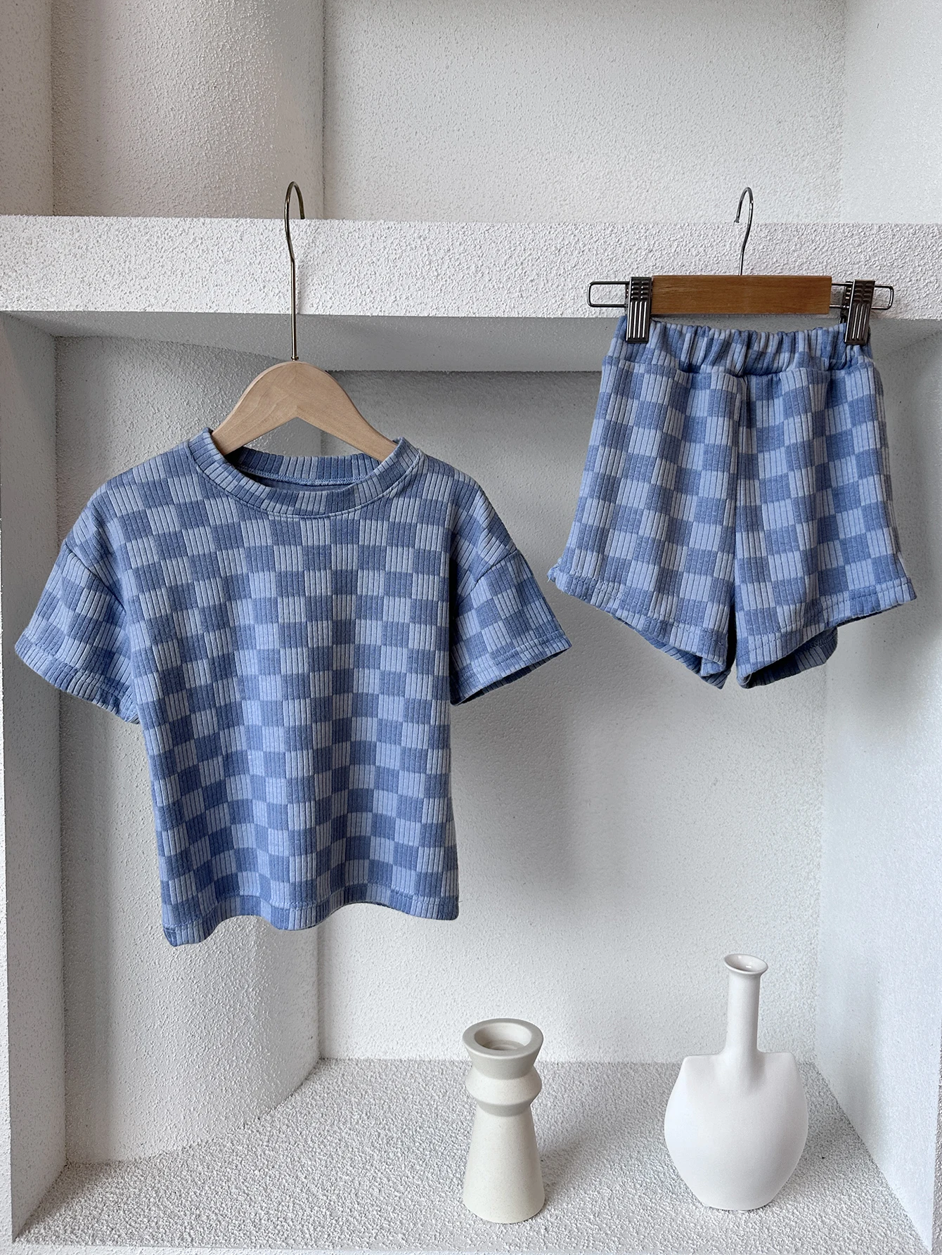 Conjunto bebé a cuadros: top ligero y pantalones cortos neutros - imagen 2