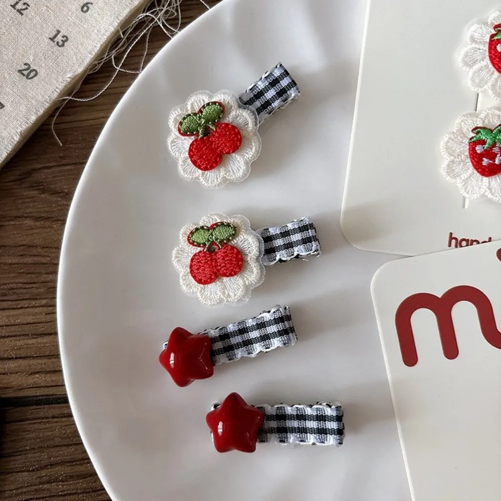 Pinzas para el cabello a cuadros en blanco y negro, pasadores bonitos y dulces con bordado de cereza y fresa, accesorios para el cabello, 2 uds. - imagen 2