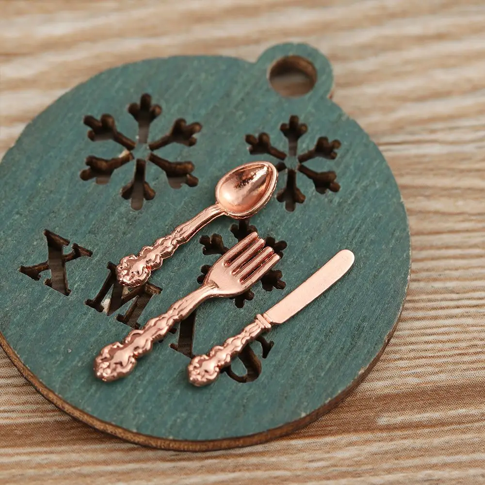 Cubiertos para muñecas mini dorados y plateados - imagen 4