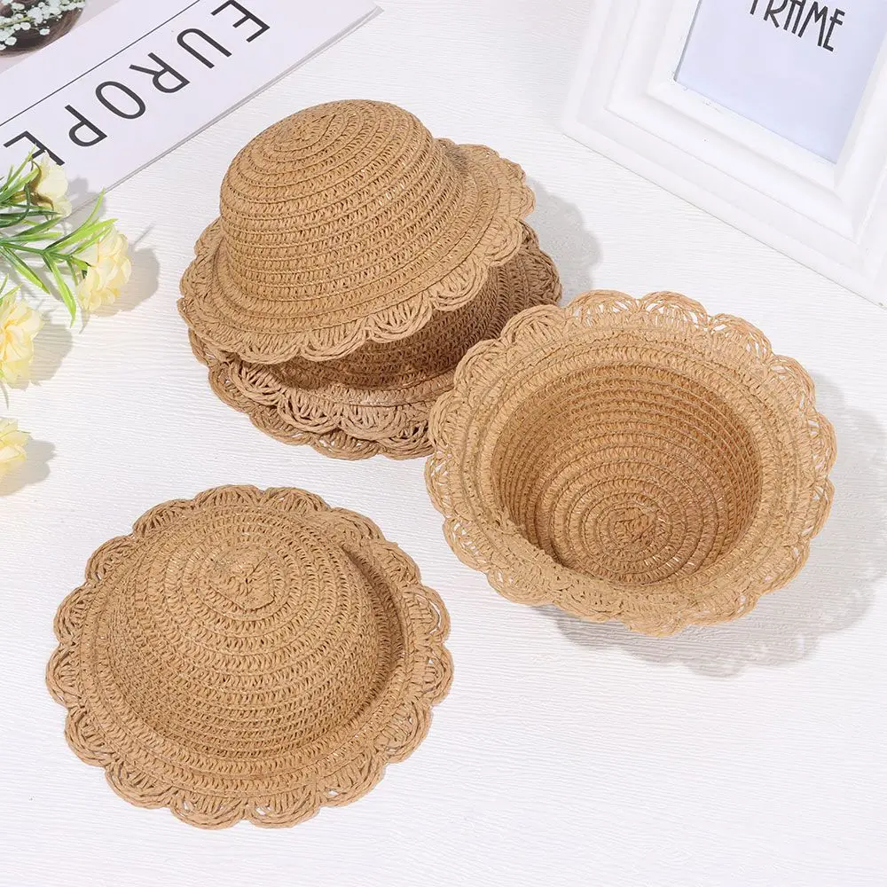 Una mesa blanca con un sombrero tejido marrón y un tazón tejido marrón