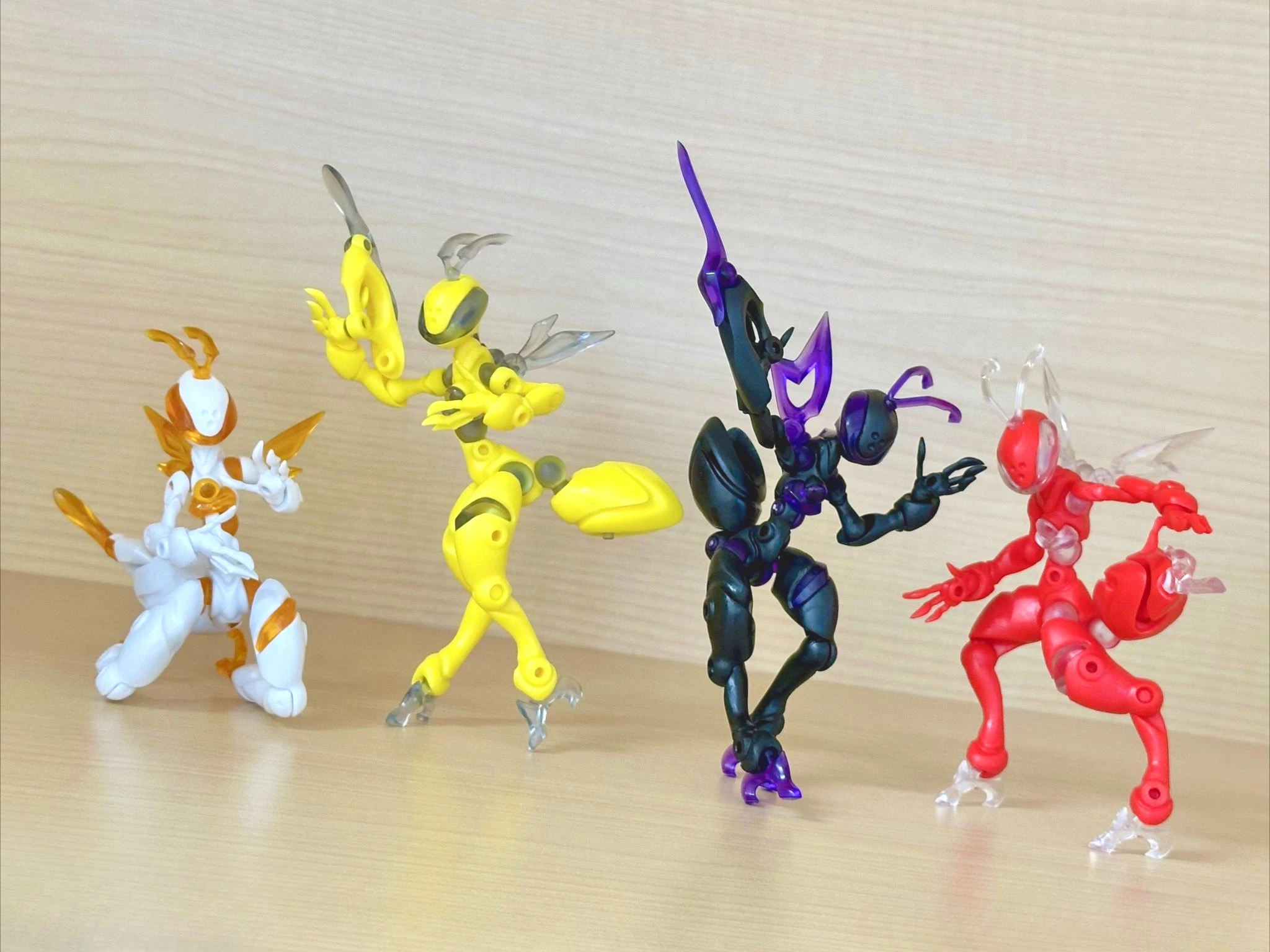 SO-TA Bee Void robot transformable – Serie FORM - imagen 2