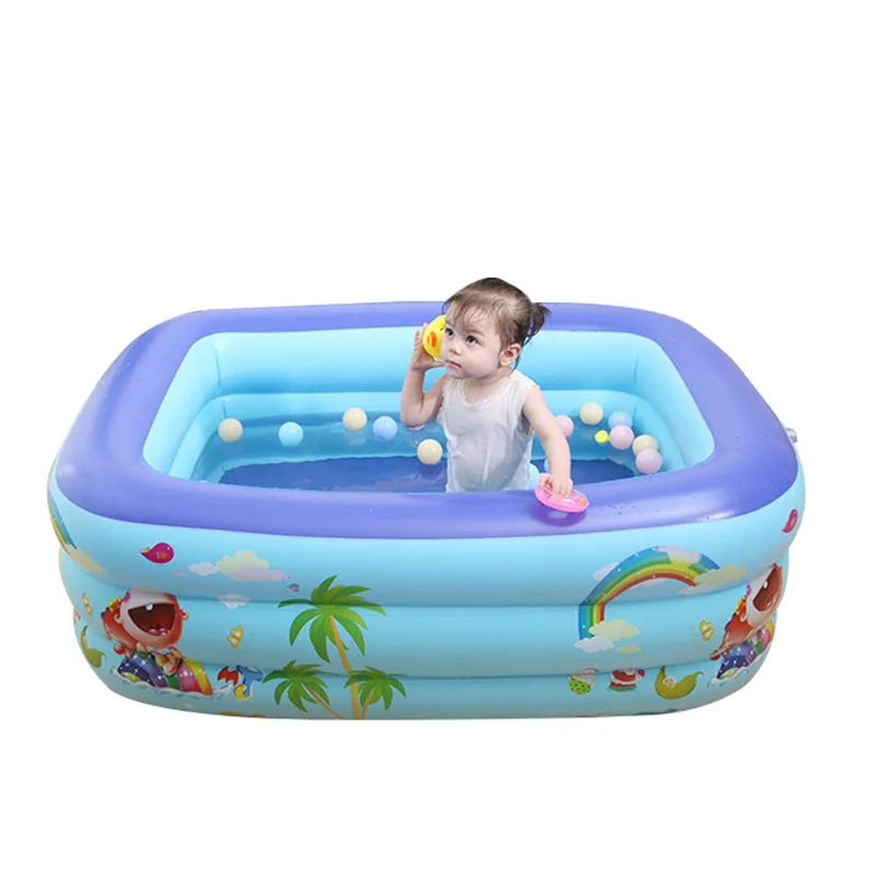 Mini piscina inflable para bebés azul llenándose de agua
