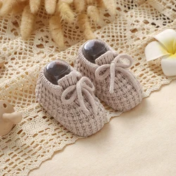 Zapatos de bebé recién nacido, calzado de cama tejido para niños y niñas, botas de moda sólidas y poco profundas para niños pequeños, accesorios de ropa de 0 a 18M