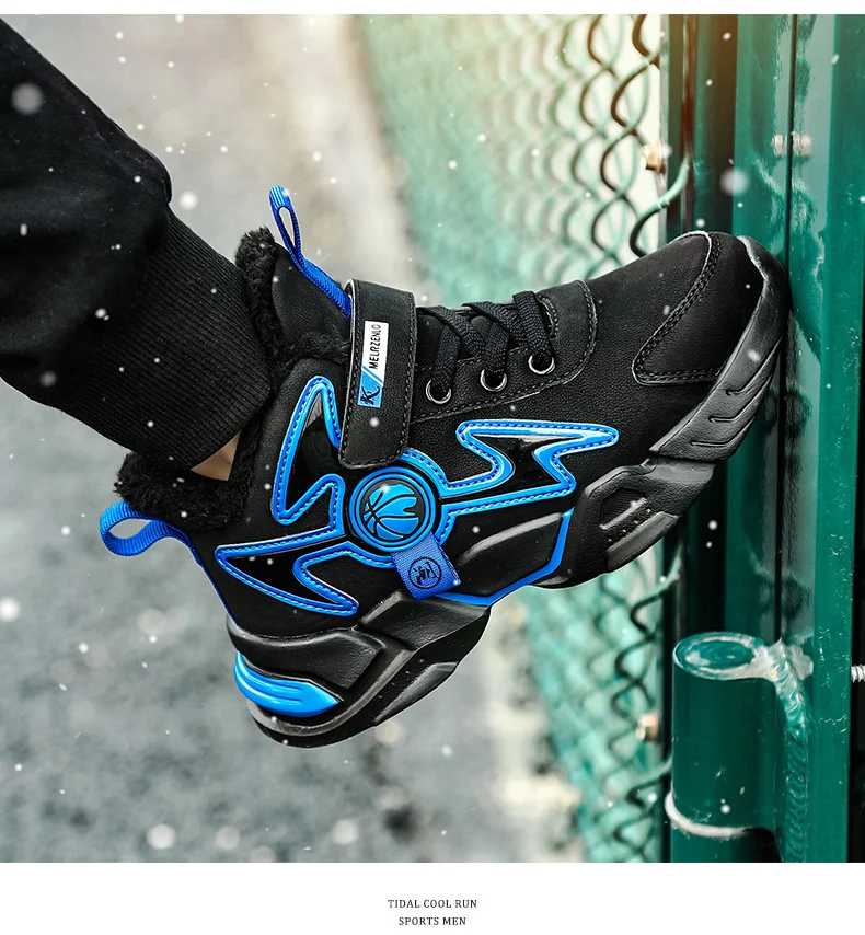 Pie de una persona que lleva una zapatilla negra y azul con un diseño distintivo. La zapatilla tiene un estilo de caña alta con una correa en la parte superior y presenta un logotipo circular en el lateral.