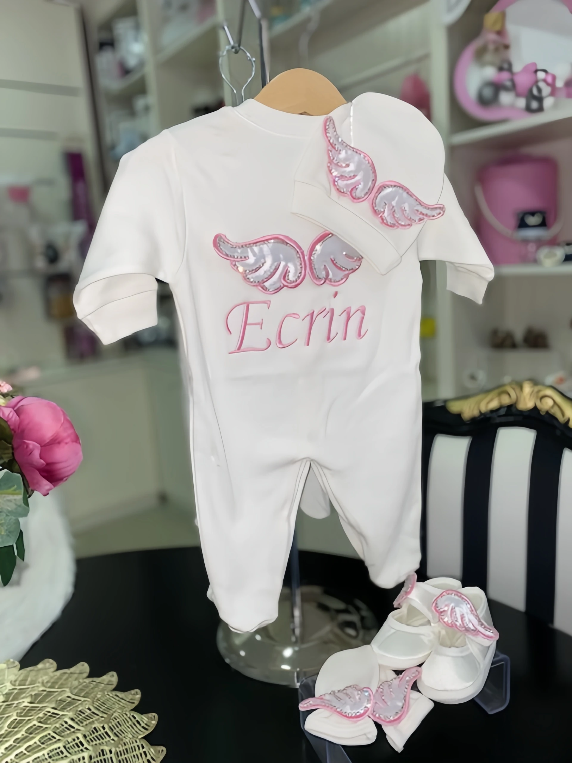 Dollbling, 4 Uds., trajes con alas, cualquier nombre, conjunto de regalo personalizado con bordado de madera dulce, pijamas para bebé, sombrero, vestido Ceremonial de bienvenida a casa