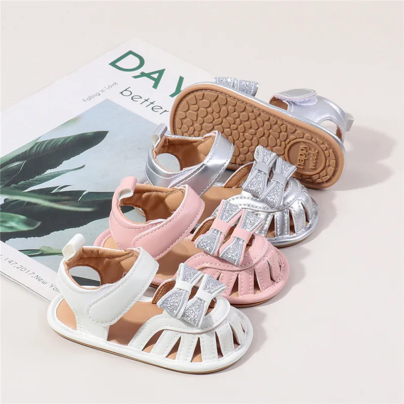 Nuevos zapatos de bebé a la moda de verano, sandalias antideslizantes con suela de goma para bebés, bonitos zapatos con lazo para niñas pequeñas, primeros caminantes para cuna