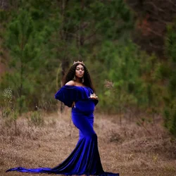 Vestido premamá de terciopelo dorado con volantes y manga larga